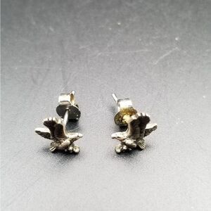 Silver flying eagle earrings. E0112